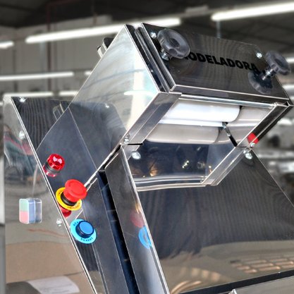 Maquina Industrial Modeladora de Pizza MC 50 - Abre massas até 50CM